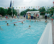 828335 Afbeelding van deelnemers aan de zwemvierdaagse in het gerenoveerde Zwembad Merwestein (Merweplein 1) te Nieuwegein.